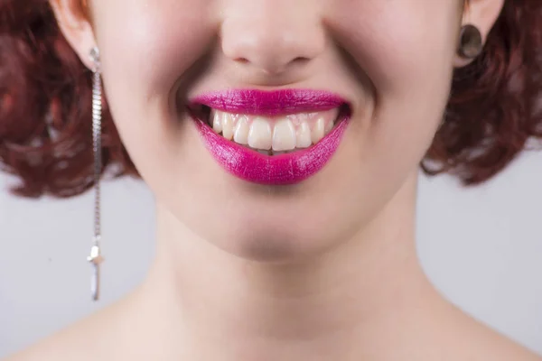 Zbliżenie na czerwone błyszczące kobiece usta uśmiechający się — Zdjęcie stockowe