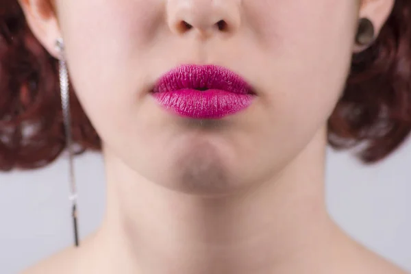 Close up de lábios femininos brilhantes vermelhos fechados Imagem De Stock