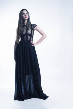 Genç model siyah elbise ile