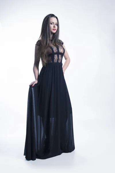 Молодая модель с элегантным черным платьем — стоковое фото