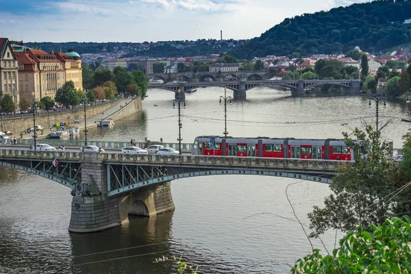 Vue aérienne de la rivière Prague avec les ponts — Photo