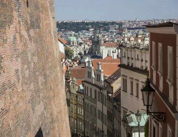 Vue aérienne de la vieille ville de Prague du côté du château — Photo