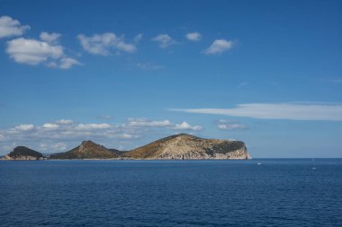 Sabah vakti denizden gelen Golfo Aranci, İtalya Sardinya