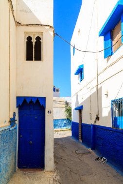 Mavi ve beyaz eski şehir Ra kasbah içinde küçük sokakları