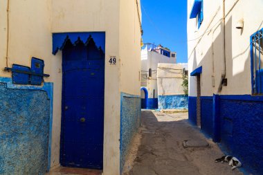 Mavi ve beyaz eski şehir Ra kasbah içinde küçük sokakları