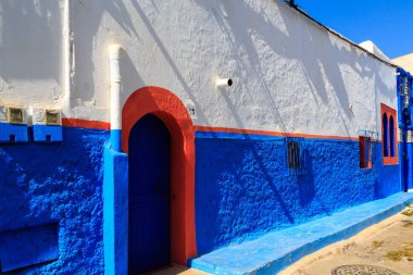 Mavi ve beyaz eski şehir Ra kasbah içinde küçük sokakları