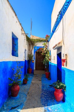 Mavi ve beyaz eski şehir Ra kasbah içinde küçük sokakları