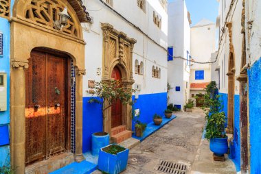 Mavi ve beyaz eski şehir Ra kasbah içinde küçük sokakları