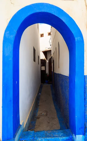Bågen i de små gatorna i blått och vitt i kasbah av den — Stockfoto