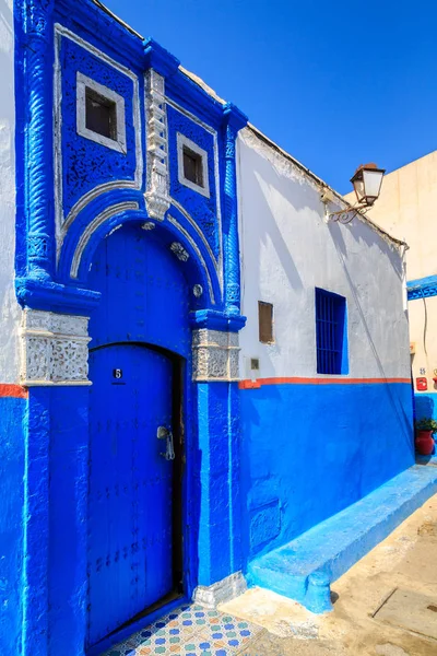 Entrance of  a house in the small streets in blue and white in t — Stock Photo, Image