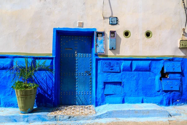 Entrance of  a house in the small streets in blue and white in t — Stock Photo, Image