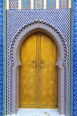Kraliyet Sarayı mozaik ve pirinç kapı ile giriş kapısı 