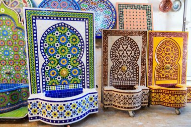 Bir fabrika fıskiyede Fas mozaik yapım 