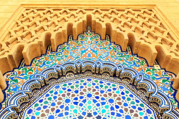 Arco de estilo marroquí con azulejos de mosaico de colores finos en el Moham — Foto de Stock