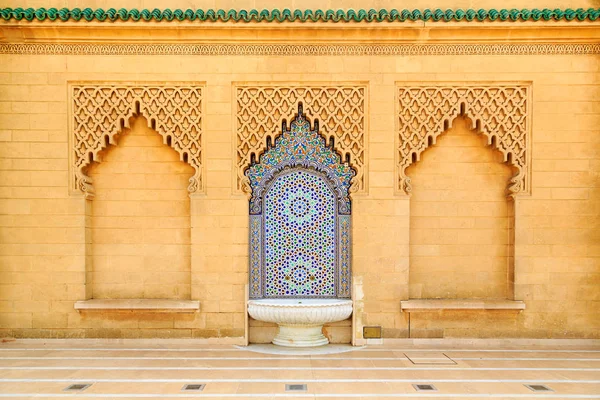 Fuente de estilo marroquí con azulejos de mosaico de colores finos en el M — Foto de Stock