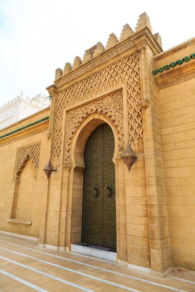 Alte Eingangstür am Königspalast in Marokko — Stockfoto