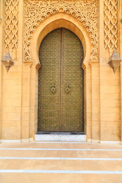 Old entrance door  at the Royal palace in Morocco Fes — Stock Photo, Image