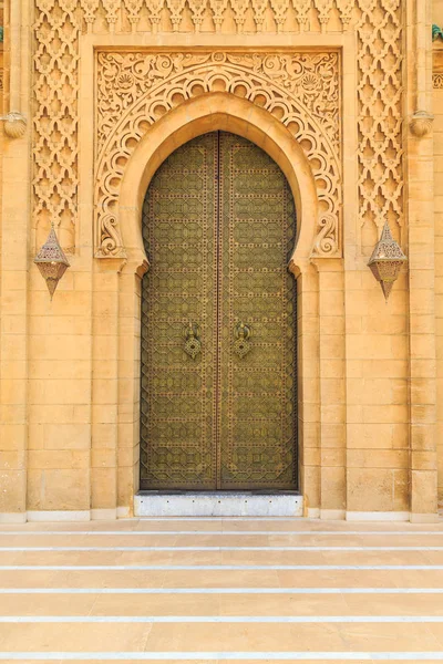 Antigua puerta de entrada en el Palacio Real de Marruecos Fez —  Fotos de Stock