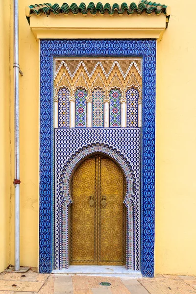 Puerta de entrada con mosiac y puerta de latón en el Palacio Real en —  Fotos de Stock