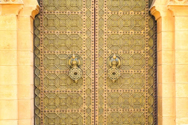 Old entrance door  at the Royal palace in Morocco Fes — Stock Photo, Image