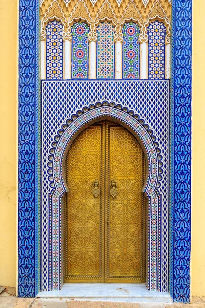 Entrance door with mosiac and brass door at the Royal palace in — Stock Photo, Image