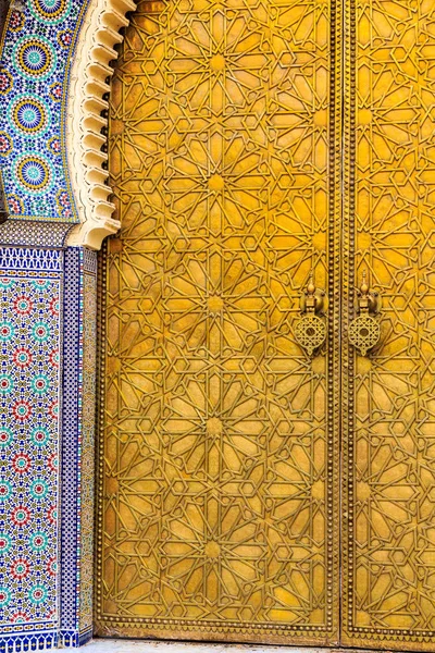 Kraliyet Sarayı mozaik ve pirinç kapı ile giriş kapısı — Stok fotoğraf