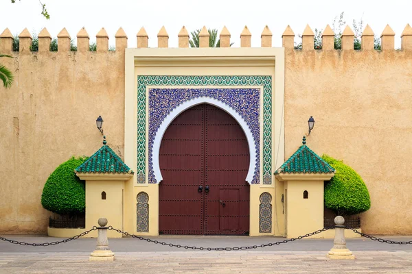 Old entrance door  at the Royal palace in Morocco Fes — Stock Photo, Image