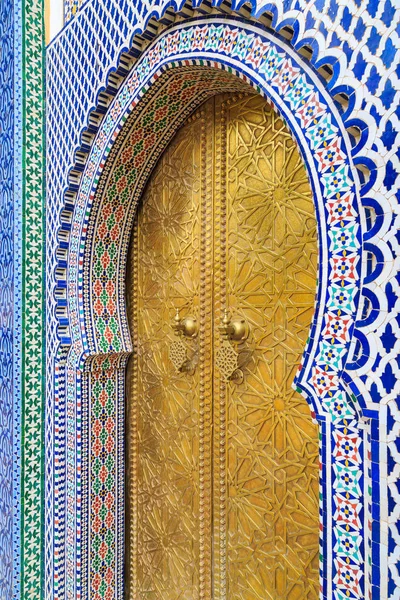 王宮で mosiac と真鍮のドアと玄関ドア — ストック写真