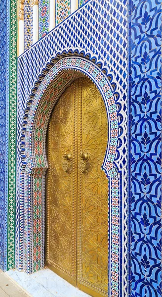 Entrance door with mosiac and brass door at the Royal palace in — Stock Photo, Image