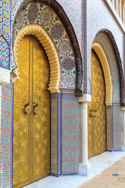 Entrance door with mosiac and brass door at the Royal palace in — Stock Photo, Image