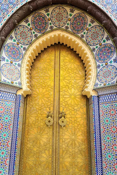 Entrance door with mosiac and brass door at the Royal palace in — Stock Photo, Image