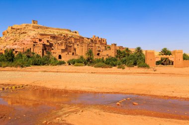 Kasbah adlı kuru dere AIT Ben Haddou Atlas dağlarında