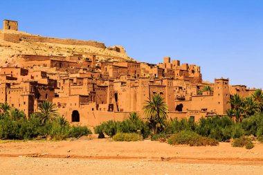 Kasbah adlı kuru dere AIT Ben Haddou Atlas dağlarında