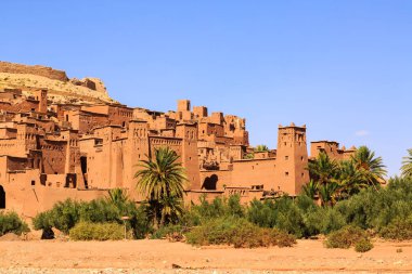Kasbah adlı kuru dere AIT Ben Haddou Atlas dağlarında