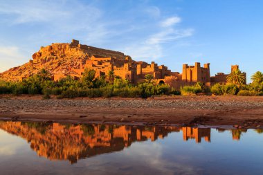 Kasbah AIT Ben Haddou Fas sunse, Atlas dağlarında
