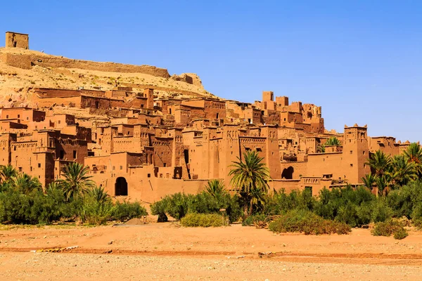 Río seco en la kasbah Ait Ben Haddou en las montañas del Atlas de —  Fotos de Stock