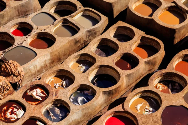 Ledersterben in einer traditionellen Gerberei in Fes, Marokko — Stockfoto
