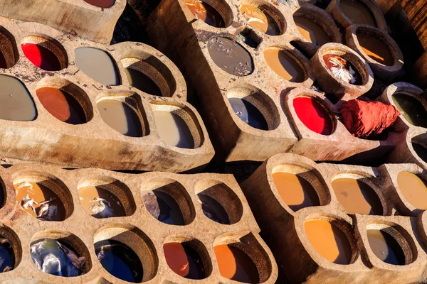 Ledersterben in einer traditionellen Gerberei in Fes, Marokko — Stockfoto