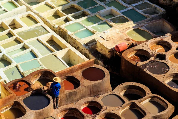 Ledersterben in einer traditionellen Gerberei in Fes, Marokko — Stockfoto