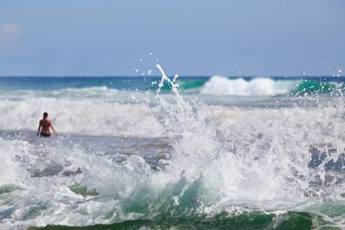 Sörf deniz büyük dalgalar ile duran kadın