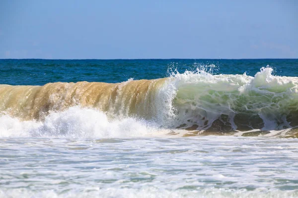 Vague de rupture à la plage — Photo