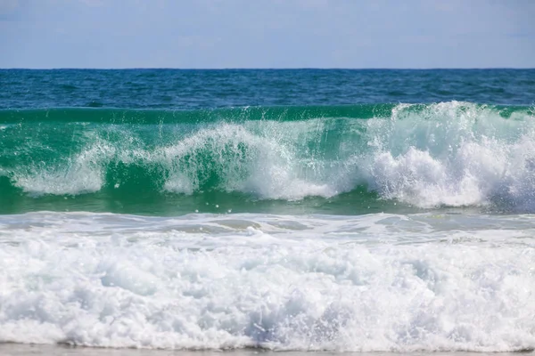 Törés hullám a strandon — Stock Fotó