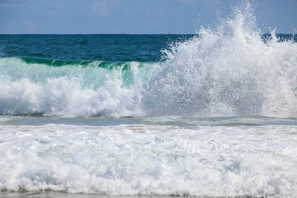 Wellenbrechende Welle am Strand — Stockfoto