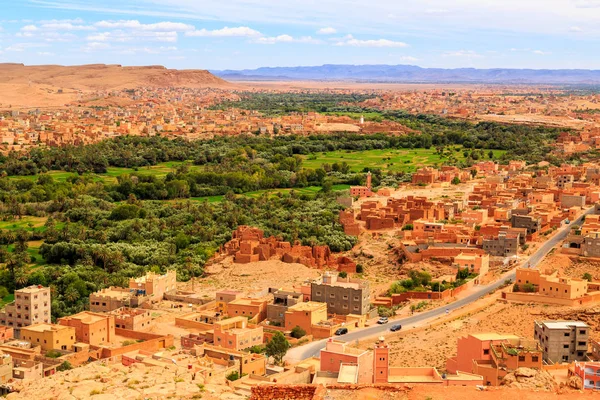 Paysage d'un village berbère marocain typique avec oasis dans le — Photo