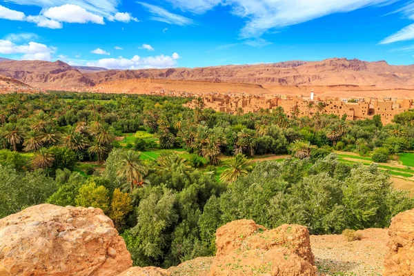 Krajina typická marocká berberské vesnice s oázou v — Stock fotografie