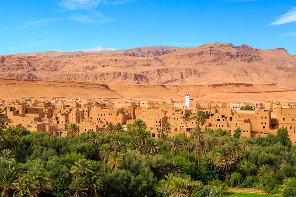 Ландшафт типового марокканського берберського села з оазисом в — стокове фото