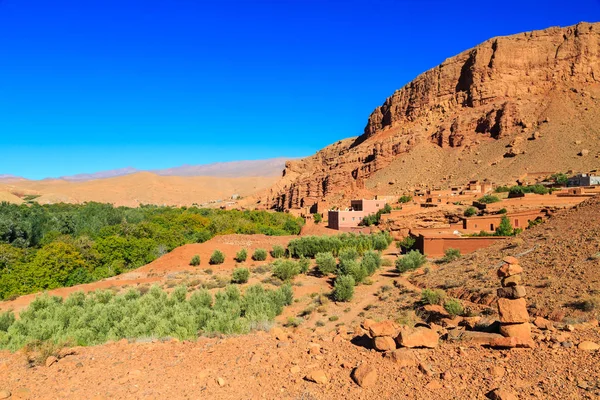 Paisaje de un típico pueblo bereber marroquí con oasis en el — Foto de Stock