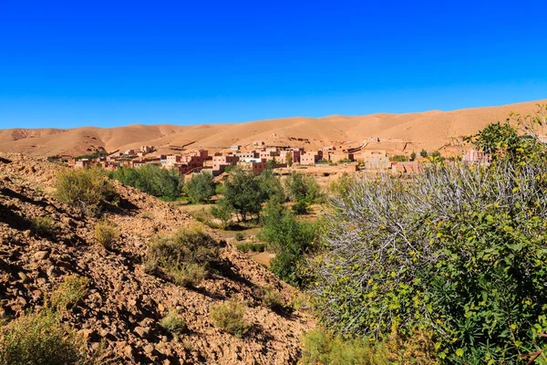 Paisaje de un típico pueblo bereber marroquí con oasis en el — Foto de Stock