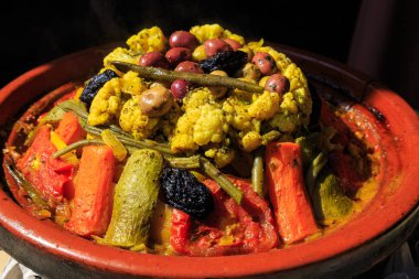 Lezzetli sebze ile sıcak bir tagine