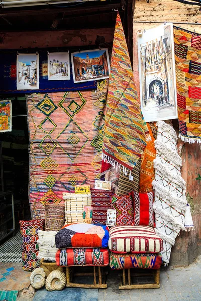 Alfombras coloridas en una calle de marrakech medina, morocco —  Fotos de Stock